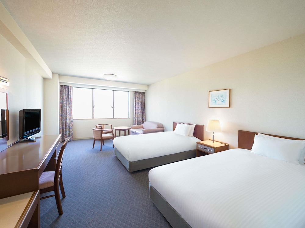 Habitación Clásica con 2 camas individuales y 1 sofá - cama, Vistas a la montaña del hotel Mercure Wakayama Kushimoto Resort and Spa