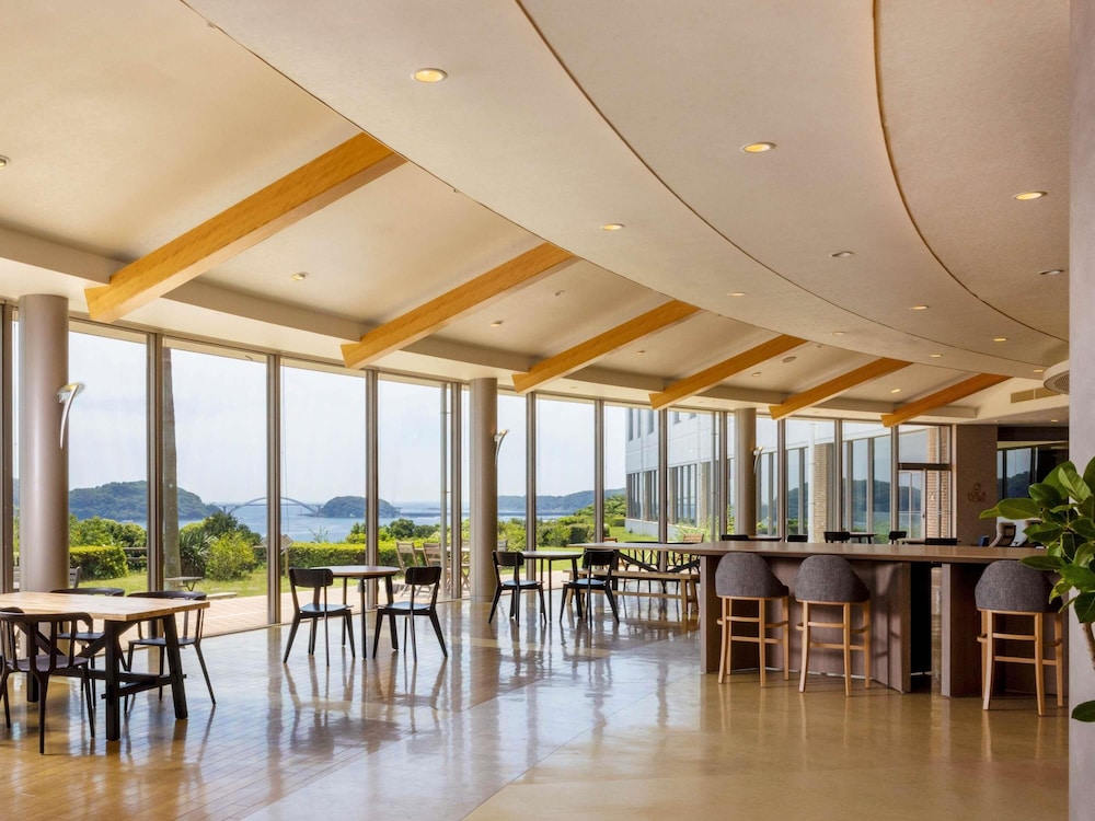 Habitación Clásica con 2 camas individuales y 1 sofá - cama, vistas al océano/mar del hotel Mercure Wakayama Kushimoto Resort and Spa. Foto 8