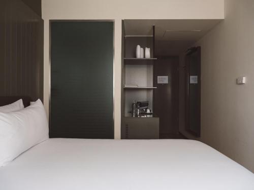 Habitación Doble Estándar del hotel The Honest Budapest by chic&basic. Foto 4