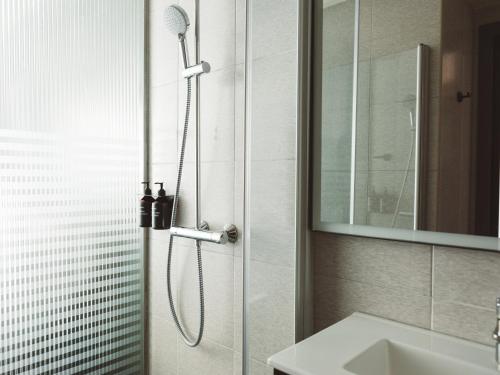 Habitación Doble Estándar del hotel The Honest Budapest by chic&basic. Foto 9