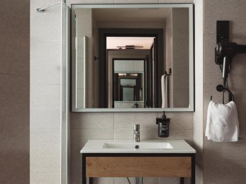 Habitación Doble Estándar del hotel The Honest Budapest by chic&basic. Foto 10