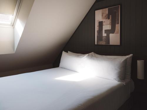 Habitación Doble Pequeña del hotel The Honest Budapest by chic&basic. Foto 2