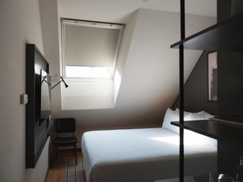 Habitación Doble Pequeña del hotel The Honest Budapest by chic&basic. Foto 3
