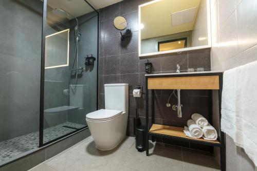 Habitación Doble Superior del hotel The Honest Budapest by chic&basic. Foto 1