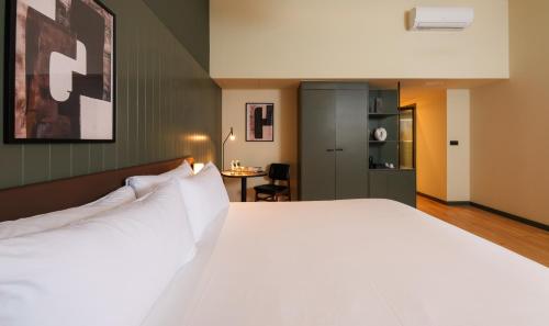 Habitación Doble Superior del hotel The Honest Budapest by chic&basic. Foto 2