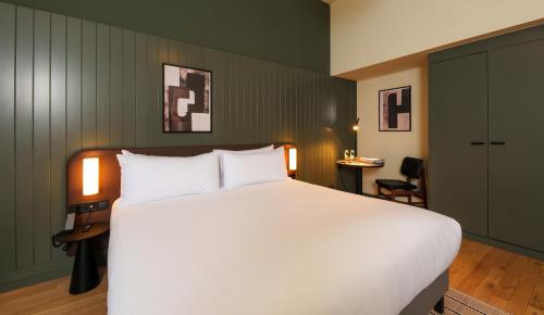 Habitación Doble Superior del hotel The Honest Budapest by chic&basic. Foto 4