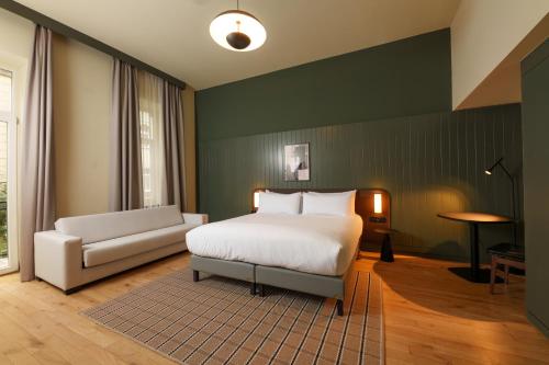 Habitación Doble Superior del hotel The Honest Budapest by chic&basic. Foto 5