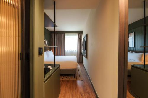 Habitación Doble Estándar del hotel The Honest Budapest by chic&basic. Foto 4
