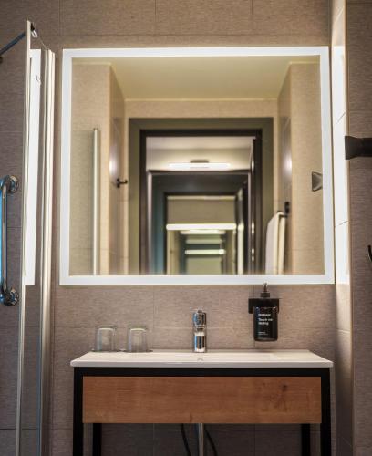 Habitación Doble Pequeña del hotel The Honest Budapest by chic&basic. Foto 2