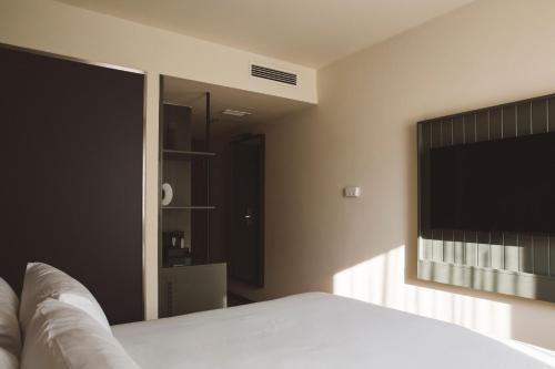 Habitación Doble Pequeña del hotel The Honest Budapest by chic&basic. Foto 3