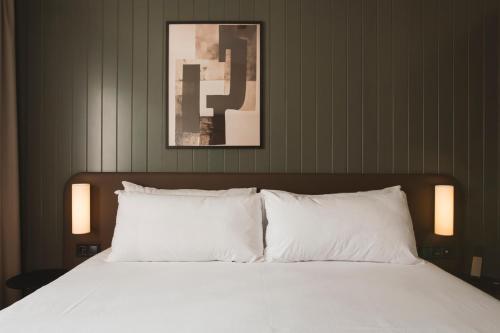 Habitación Doble Pequeña del hotel The Honest Budapest by chic&basic. Foto 5