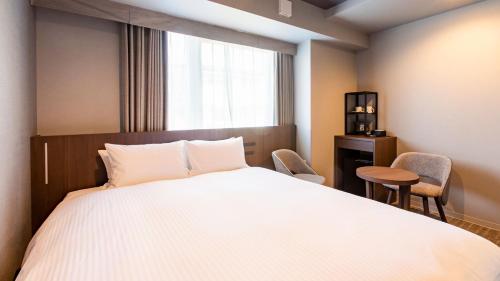 Habitación adaptada para personas con movilidad reducida - Cama grande del hotel KOKO HOTEL Hidatakayama. Foto 3