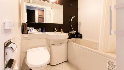 Habitación adaptada para personas con movilidad reducida - Cama grande del hotel KOKO HOTEL Hidatakayama. Foto 4