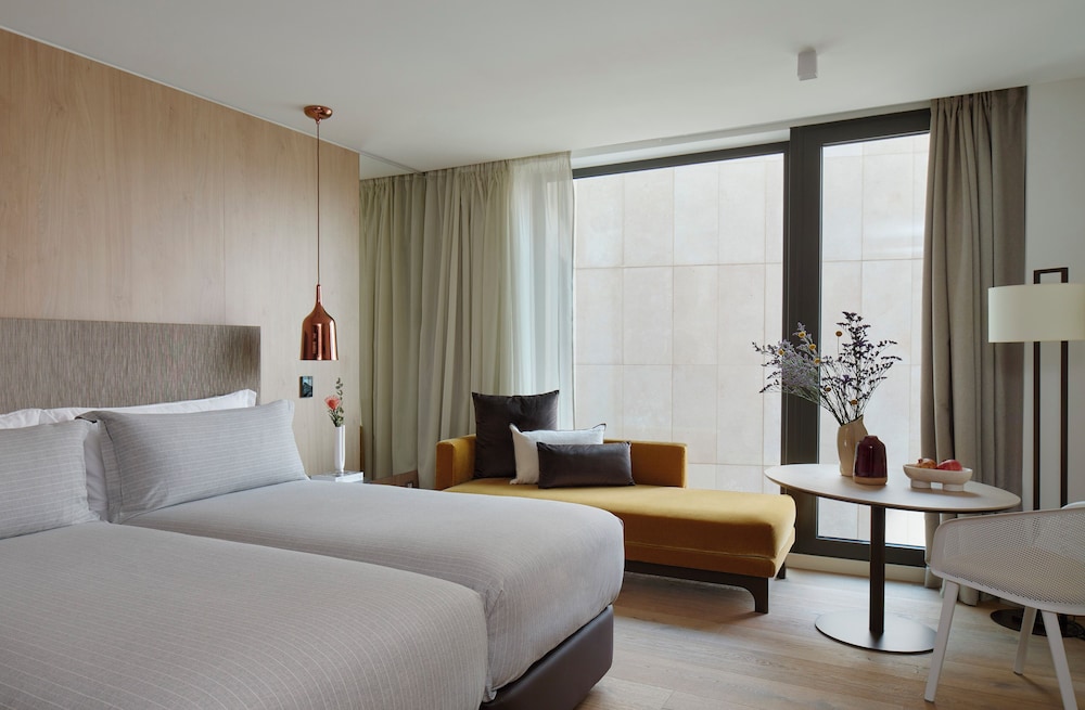Suite Beyond ME+ de 2 dormitorios con jacuzzi del hotel ME Barcelona. Foto 2