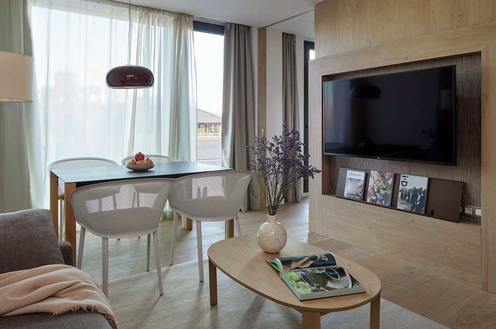 Suite Beyond ME+ de 2 dormitorios con jacuzzi del hotel ME Barcelona. Foto 3