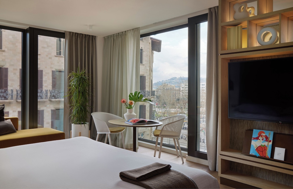 Suite Studio ME+ con vistas a la Plaça Catalunya del hotel ME Barcelona. Foto 4