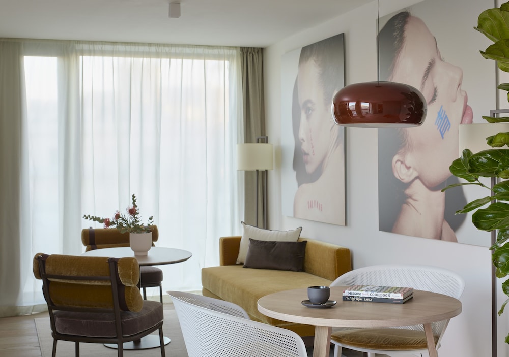 Suite Studio ME+ con terraza, jacuzzi y vistas a la Sagrada Familia del hotel ME Barcelona