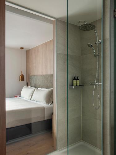 Habitación doble Comunicada 1 Cama king Vista Patio del hotel ME Barcelona