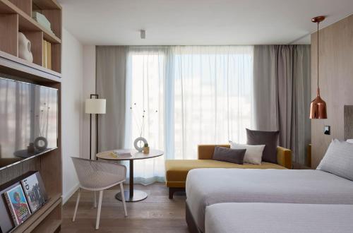 Habitación doble Comunicada 1 Cama king Vista Patio del hotel ME Barcelona. Foto 1