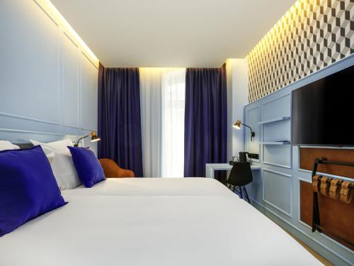 Habitación Doble Clásica con sofá cama y vistas al jardín - 2 camas del hotel Mercure Porto Centro Aliados. Foto 3