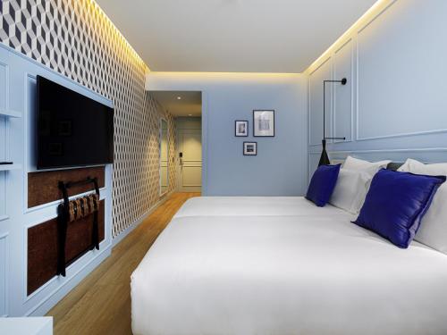 Habitación Clásica Comunicada - 1 cama doble y 2 individuales del hotel Mercure Porto Centro Aliados. Foto 1