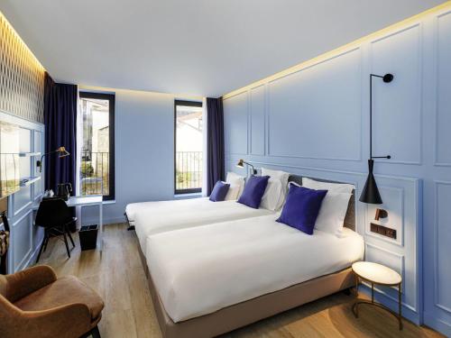 Habitación Doble Clásica con sofá cama y vistas al jardín - 2 camas del hotel Mercure Porto Centro Aliados. Foto 4