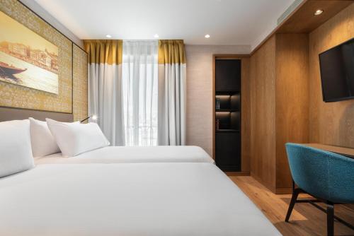 Habitación Doble Deluxe con balcón y vistas a Aliados del hotel Eurostars Aliados