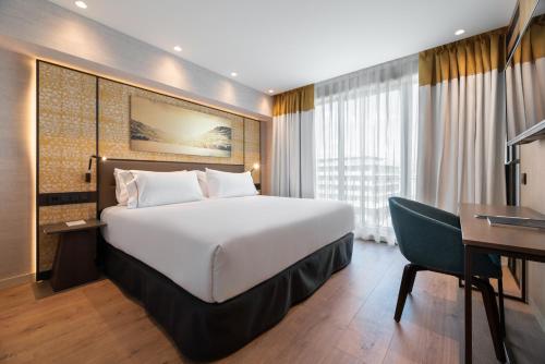Habitación Doble Deluxe con balcón y vistas a Aliados del hotel Eurostars Aliados. Foto 1