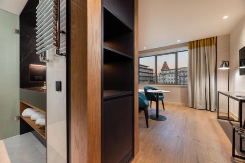Habitación Doble Deluxe con vistas a Aliados del hotel Eurostars Aliados. Foto 2