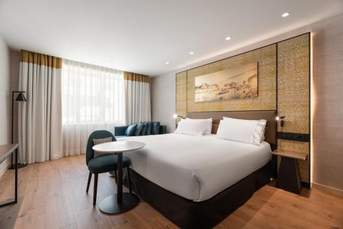 Habitación Doble con cama supletoria del hotel Eurostars Aliados. Foto 4