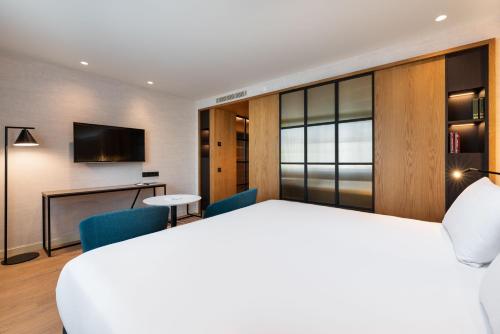 Habitación Doble Deluxe con aparcamiento del hotel Eurostars Aliados. Foto 4