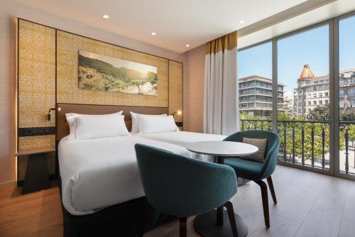 Habitación Doble Deluxe con balcón y vistas a Aliados del hotel Eurostars Aliados