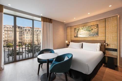 Habitación Doble Deluxe con balcón y vistas a Aliados del hotel Eurostars Aliados. Foto 5
