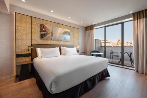 Habitación Doble Deluxe con balcón y vistas a Aliados del hotel Eurostars Aliados. Foto 7