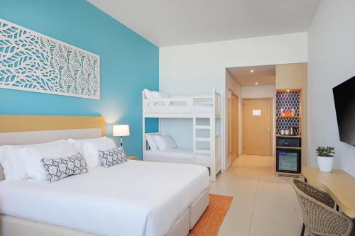 Habitación Superior Mirage con literas del hotel Centara Mirage Beach Resort Dubai. Foto 3