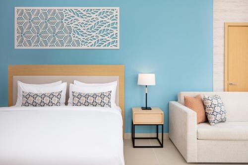 Habitación Superior - Cama extragrande del hotel Centara Mirage Beach Resort Dubai. Foto 3