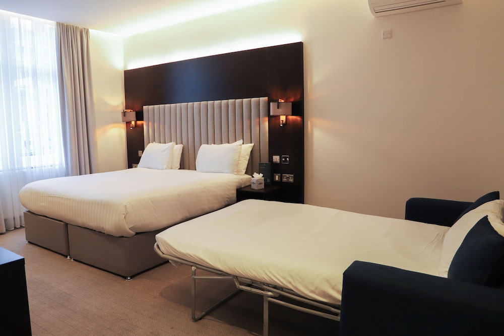 Habitación familiar, varias camas del hotel Rove London Paddington