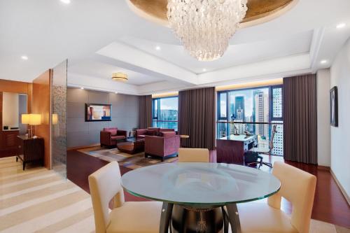 Suite Ejecutiva del hotel Swissotel Grand Shanghai. Foto 11