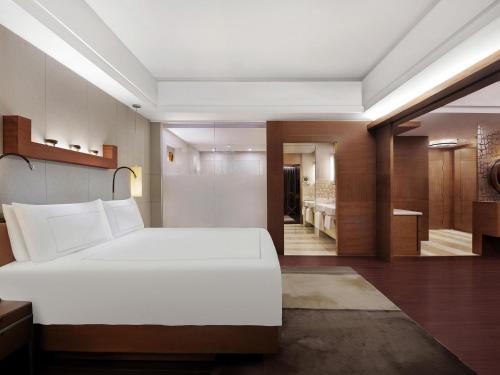 Suite Pinnacle del hotel Swissotel Grand Shanghai. Foto 4