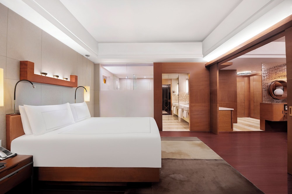 Suite Lujo Vista ciudad Club Premier del hotel Swissotel Grand Shanghai. Foto 1