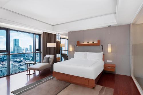 Suite Pinnacle del hotel Swissotel Grand Shanghai. Foto 9