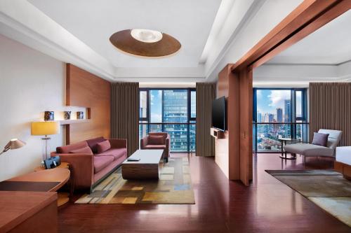 Suite Pinnacle del hotel Swissotel Grand Shanghai. Foto 10