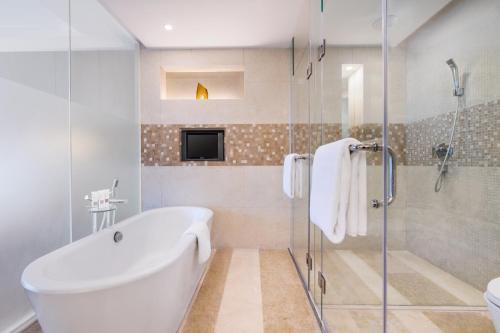 Suite Pinnacle del hotel Swissotel Grand Shanghai. Foto 11