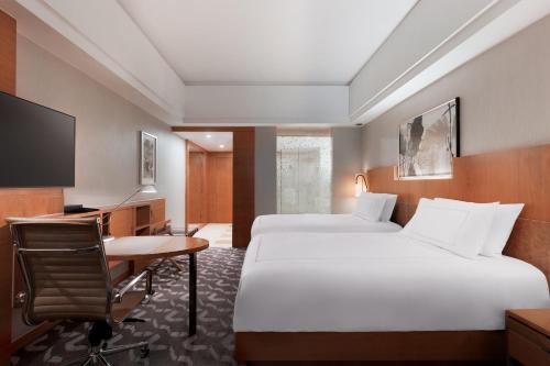 Habitación Matrimonial Premier del hotel Swissotel Grand Shanghai. Foto 3