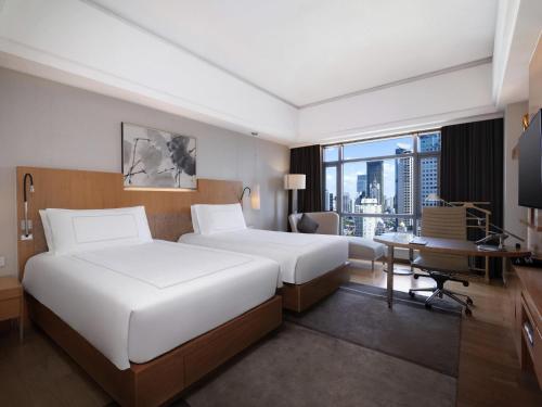 Habitación Matrimonial Premier del hotel Swissotel Grand Shanghai. Foto 4