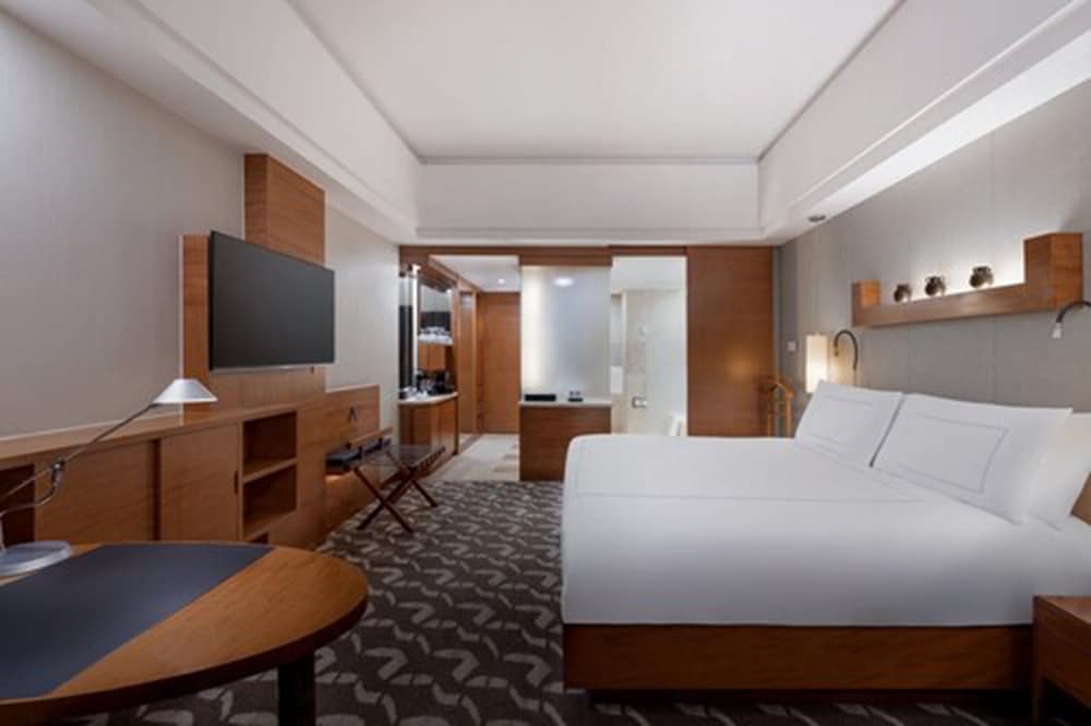 Habitación doble 1 Cama king Premier del hotel Swissotel Grand Shanghai. Foto 2