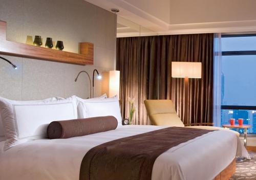Habitación King Premier del hotel Swissotel Grand Shanghai. Foto 2