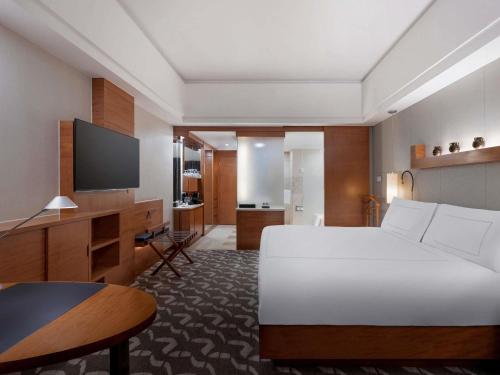 Habitación King Premier del hotel Swissotel Grand Shanghai. Foto 6