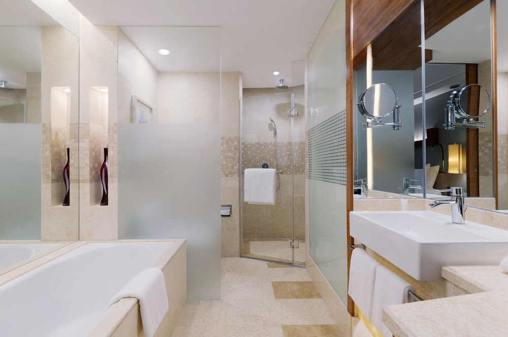 Habitación Clásica King del hotel Swissotel Grand Shanghai. Foto 3