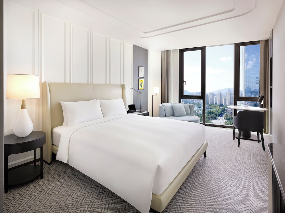 Habitación de Lujo con Vista al Lago con 1 Cama King Size del hotel Sofitel Ambassador Seoul and Serviced Residences. Foto 4